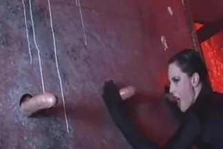 Sovány sexfilmek ingyen Latina szélesen széttárta a lábát egy kéjes macsó előtt