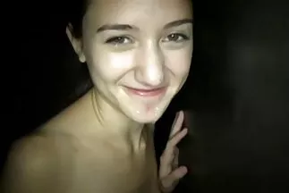 Egy pillantás a hatalmas faszra rejtettsex és a főnökre áradt az izgalom.