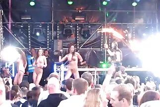 Nem ingyenes felnőtt filmek csak országokban utaznak.