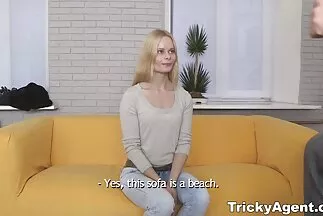 Csillogás a xxx ingyen szemekben és nedvesség a punciban.