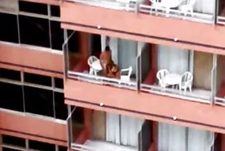Ideje lehűlni egy szexfilmek ingyen céges buli előtt.