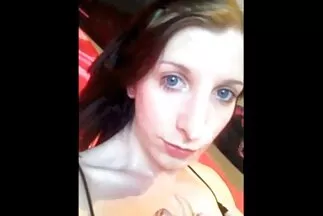 Egy sor chips, hogy meglepjen sexfilmek ingyenes egy férfit az ágyban.