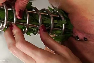 A biztonsági őr nagy farkáról szóló pletykák ingyenes szekx filmek megőrjítik a lányokat.